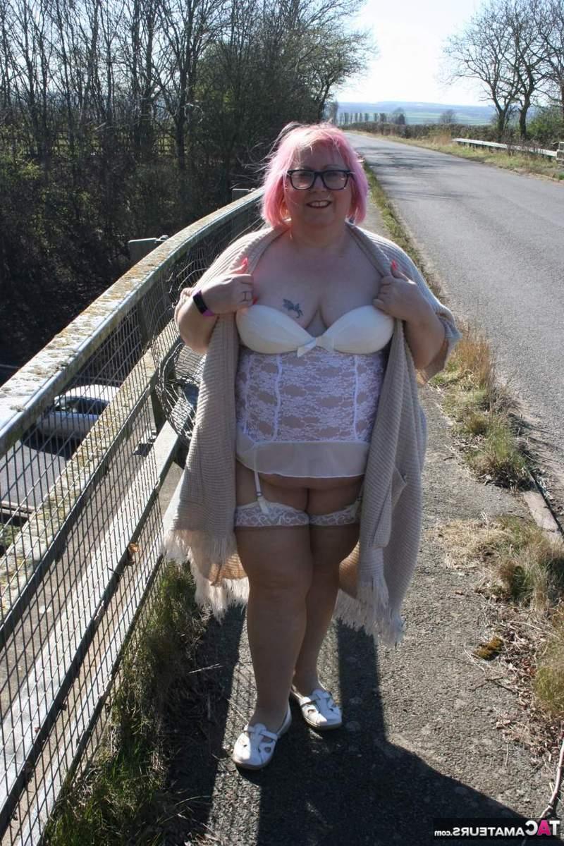 16P Lexie Cummings, une britannique obèse, montre ses seins et ses fesses dans des lieux publics.