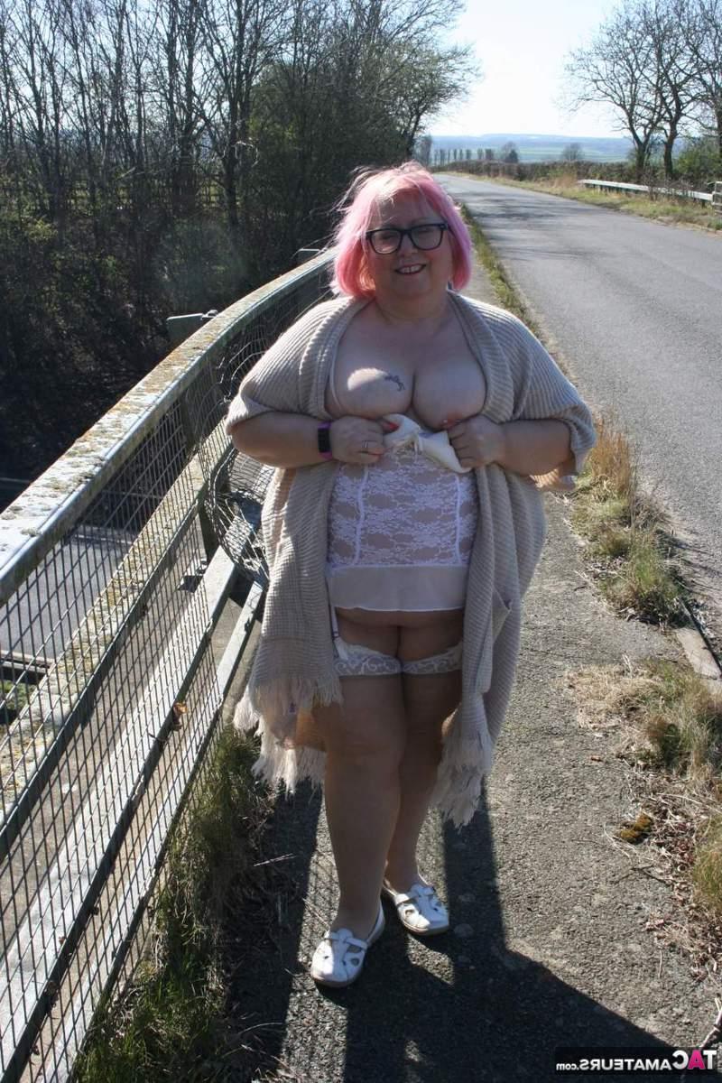 16P Lexie Cummings, une britannique obèse, montre ses seins et ses fesses dans des lieux publics.