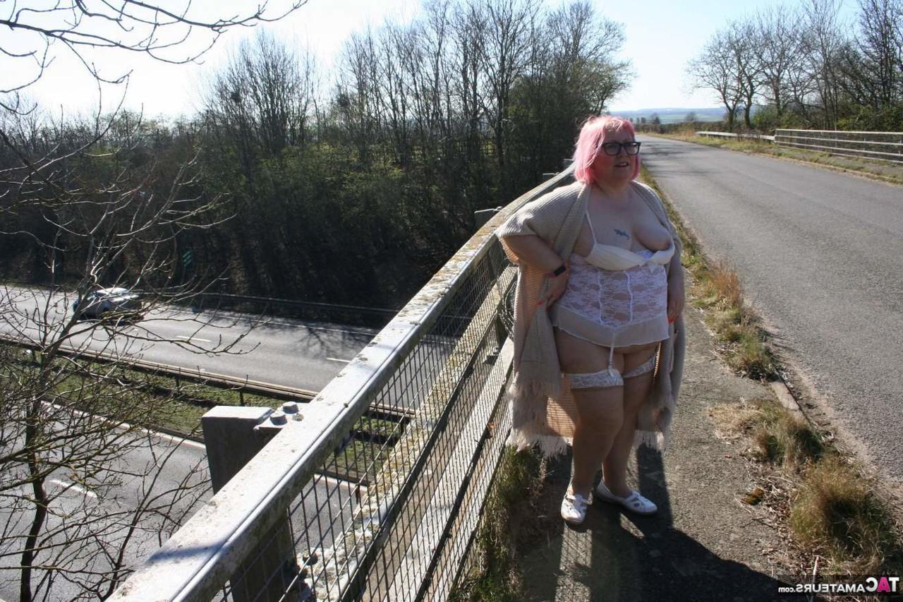 16P Lexie Cummings, une britannique obèse, montre ses seins et ses fesses dans des lieux publics.