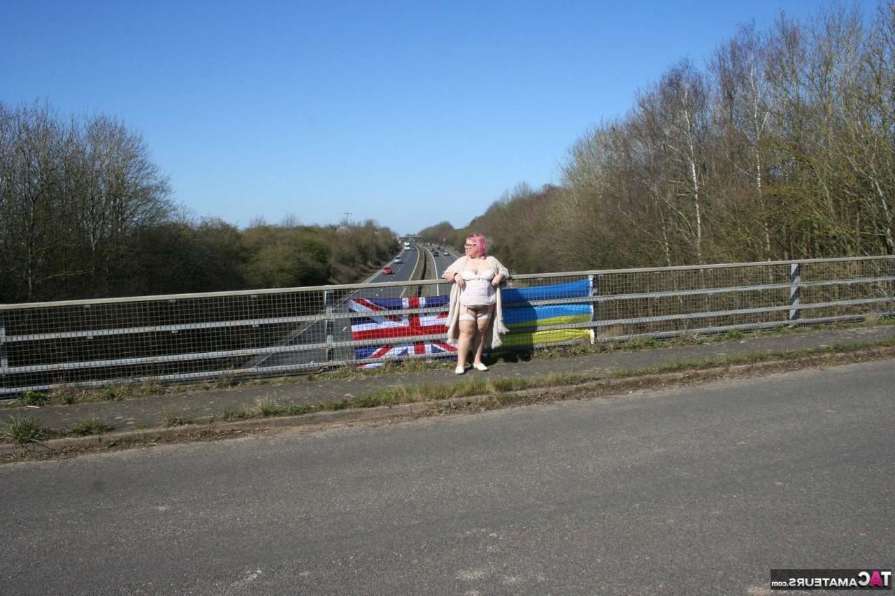 16P Lexie Cummings, une britannique obèse, montre ses seins et ses fesses dans des lieux publics.