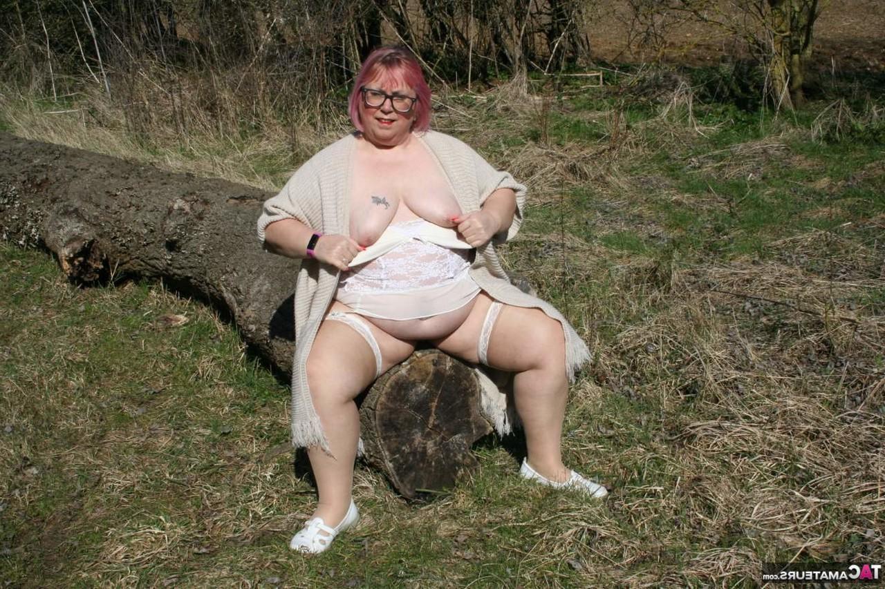 16P Lexie Cummings, une britannique obèse, montre ses seins et ses fesses dans des lieux publics.