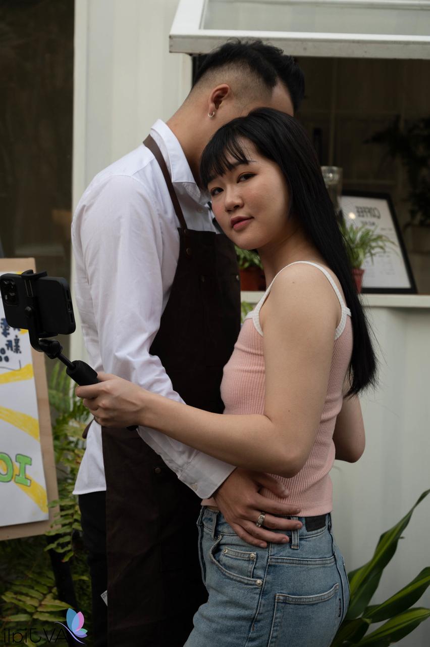 20P La joven china joan se desnuda y se la follan profundamente por detrás en una cama