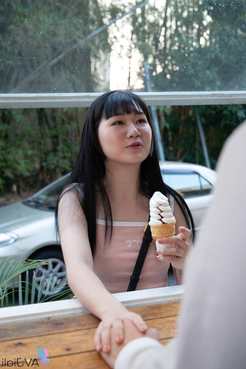 20P La joven china joan se desnuda y se la follan profundamente por detrás en una cama