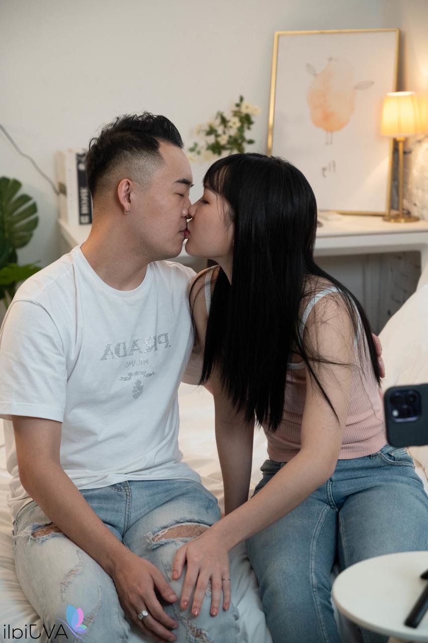 20P La joven china joan se desnuda y se la follan profundamente por detrás en una cama