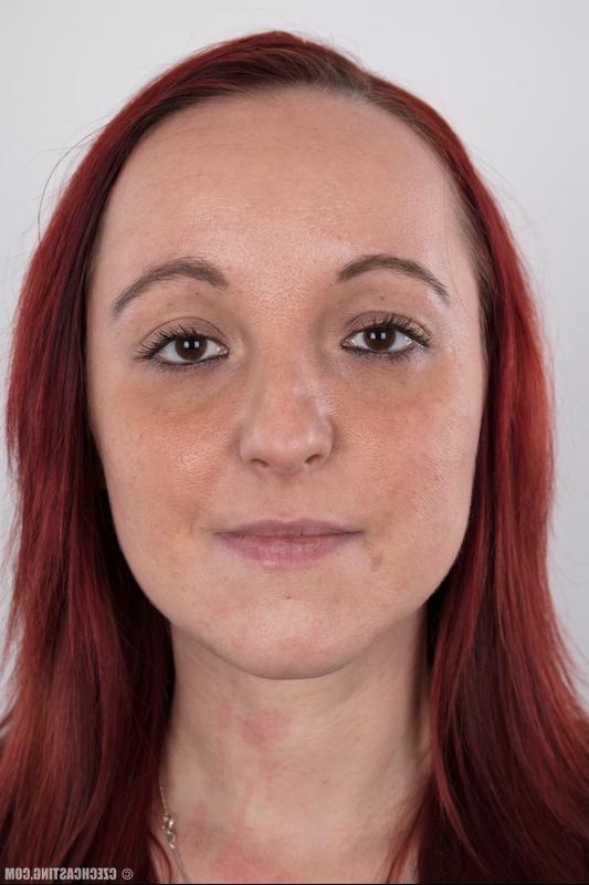 20P Katerina, une amatrice rousse et potelée, se tient nue après avoir enlevé ses vêtements.