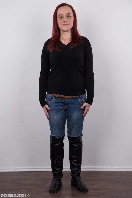 20P Katerina, une amatrice rousse et potelée, se tient nue après avoir enlevé ses vêtements.