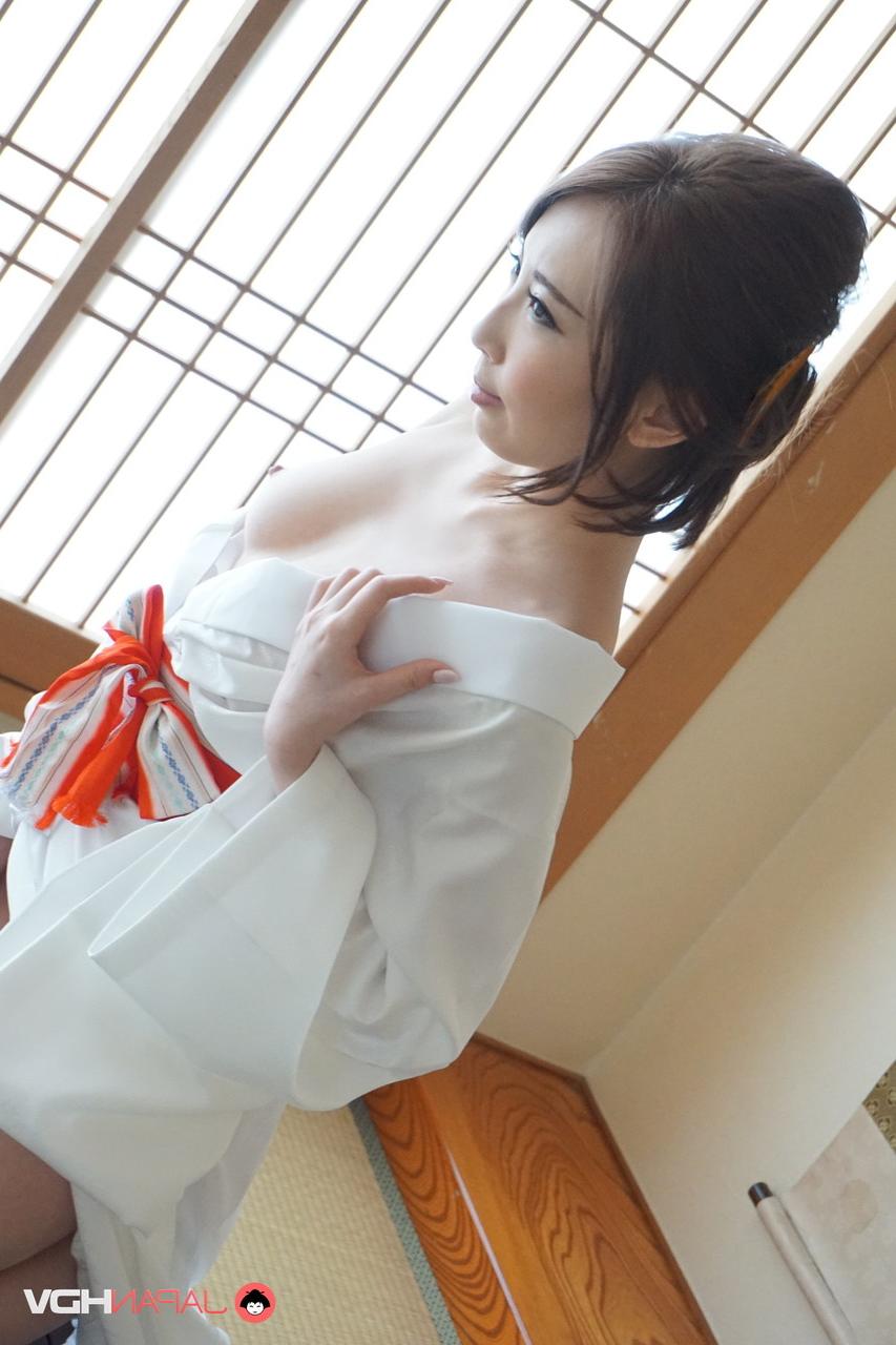 15P Die japanische Schönheit Aya Kisaki befreit ihre Titten und Muschi von einem Bademantel