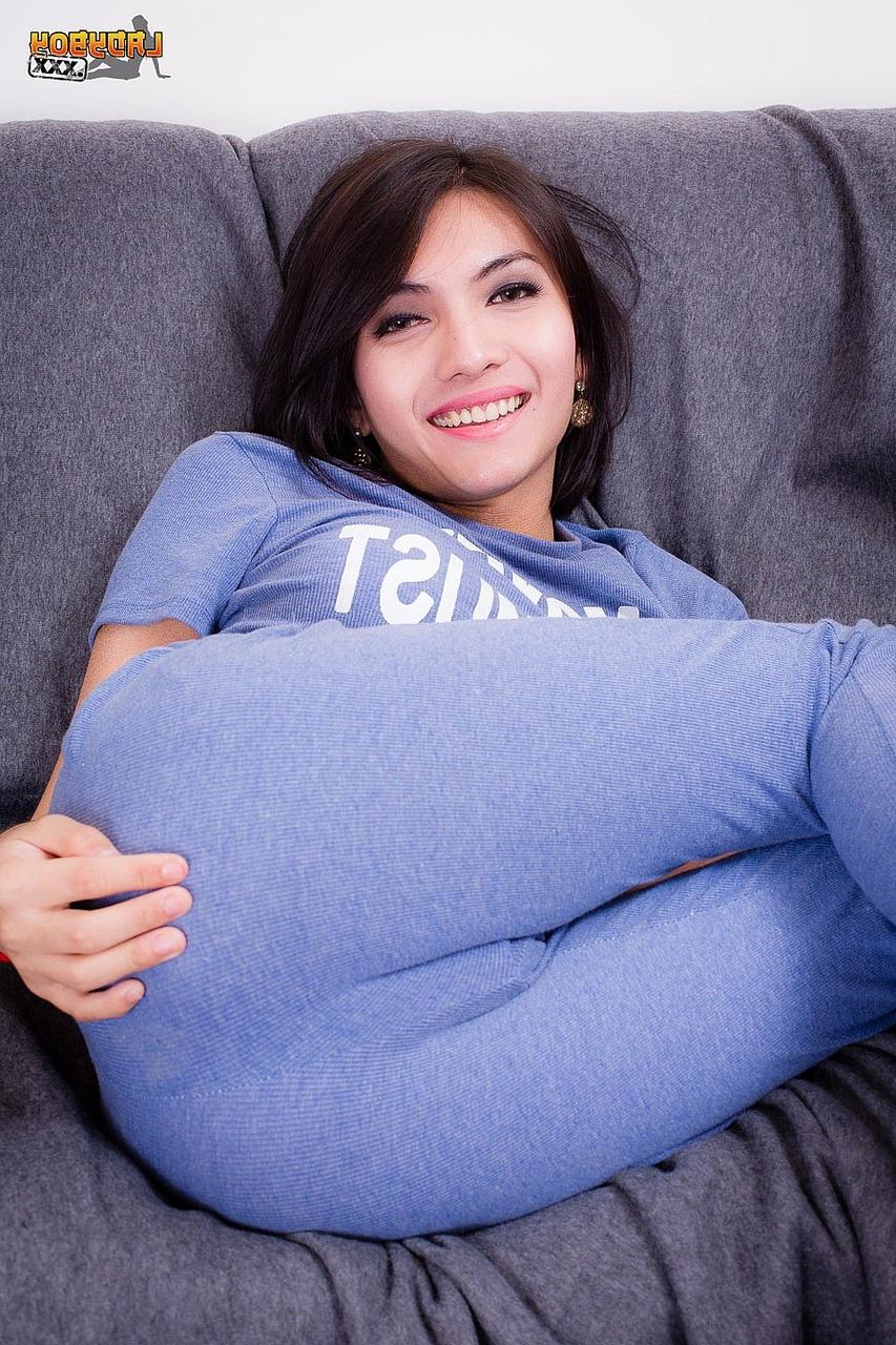 16P Sexy travesti asiática Sofie dedilhando e brincando com seu idiota no sofá