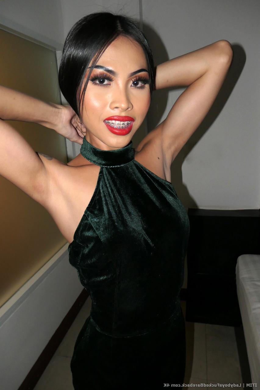 20P La sexy transexual flaca Itim juega con sus consoladores y tiene sexo anal con un hombre