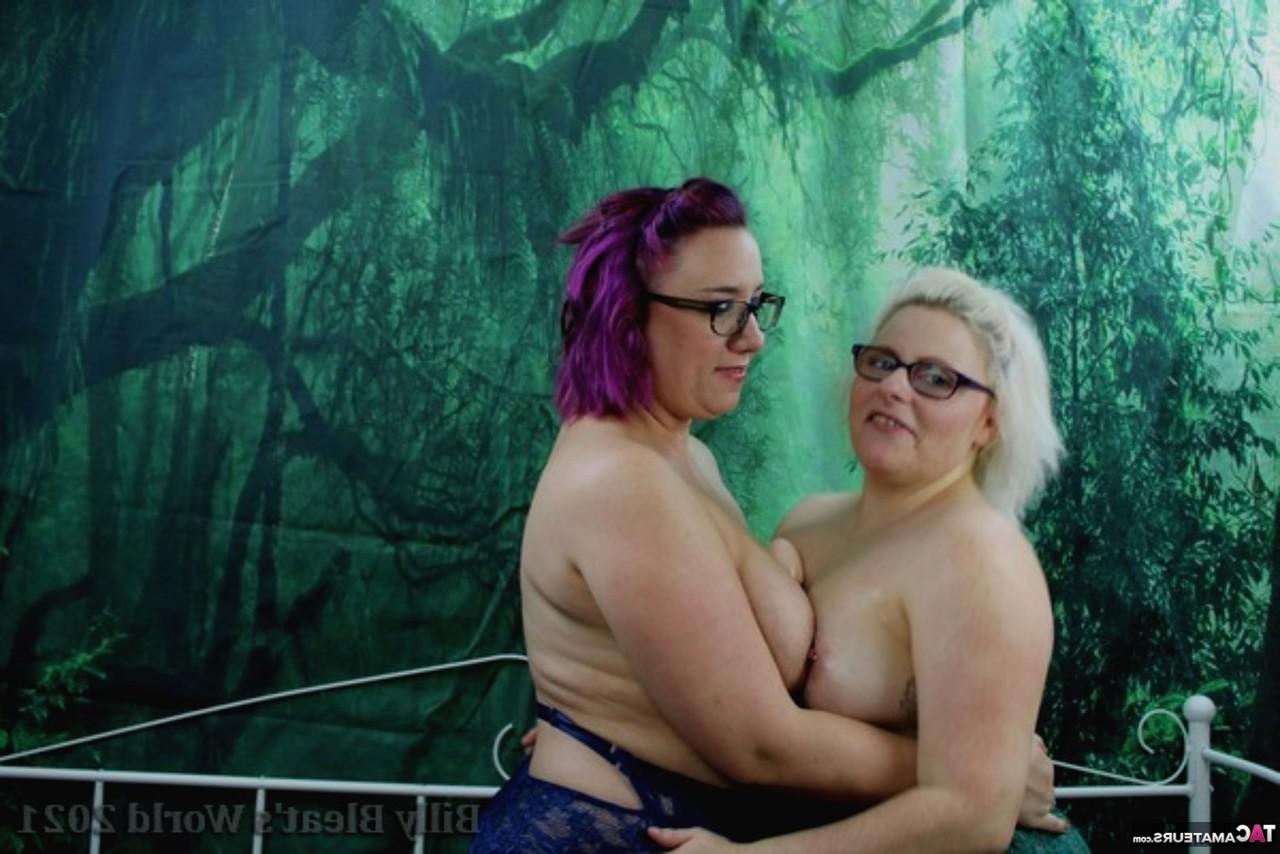 16P Die fette britische Mollie Foxxx und ihr lesbischer Liebhaber tragen beim Dildospiel eine Brille