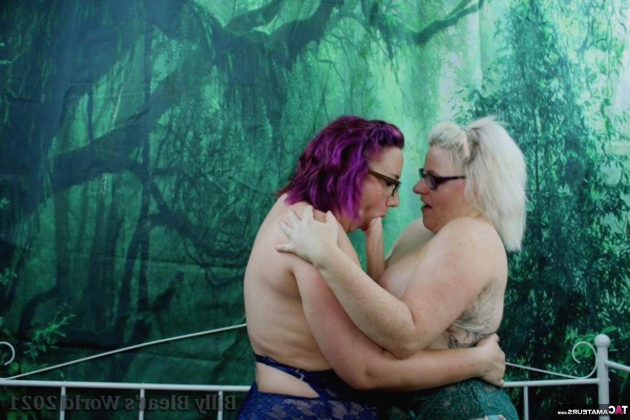 16P Die fette britische Mollie Foxxx und ihr lesbischer Liebhaber tragen beim Dildospiel eine Brille