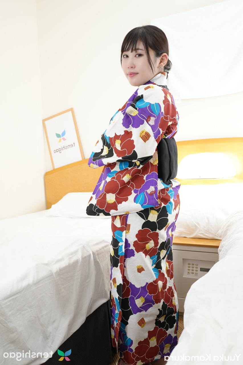 15P La joven japonesa Yuuka Kamakura muestra su manguito mientras está vestida con un kimono