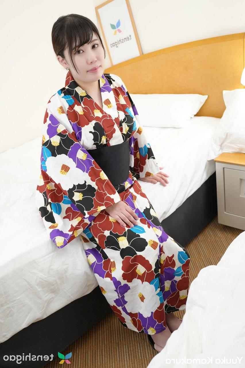 15P La joven japonesa Yuuka Kamakura muestra su manguito mientras está vestida con un kimono