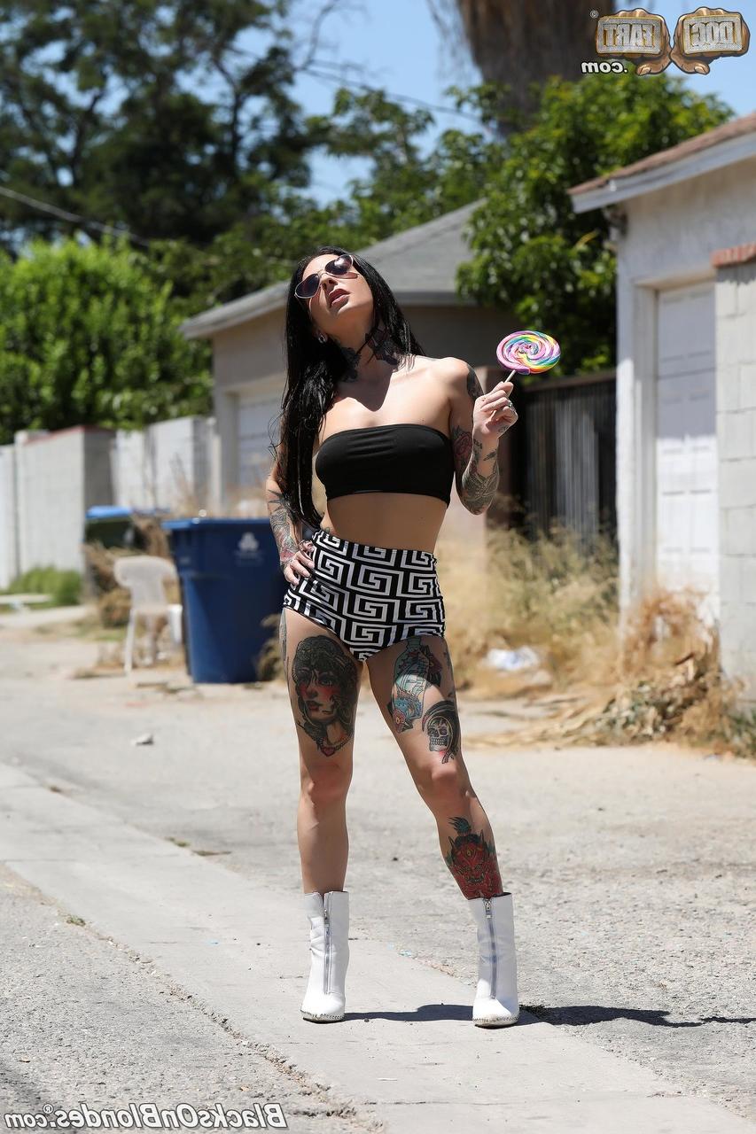 20P Petite tatuada MILF Joanna Angel geme enquanto faz sexo anal selvagem com uma BBC
