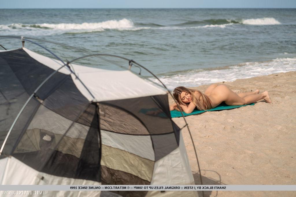 18P A simpática garota Shanti Black fica totalmente nua enquanto acampava em uma praia arenosa