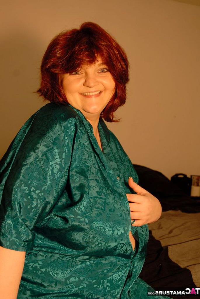 19P BBW mature aux cheveux roux caresse ses énormes seins pendant qu'elle se déshabille