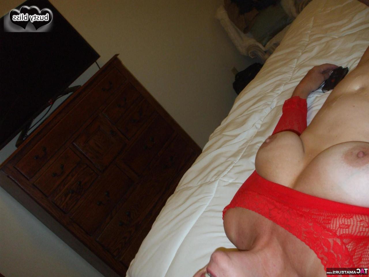 20P Busty Bliss, femme mûre, se retrouve avec du sperme sur les seins après une pipe