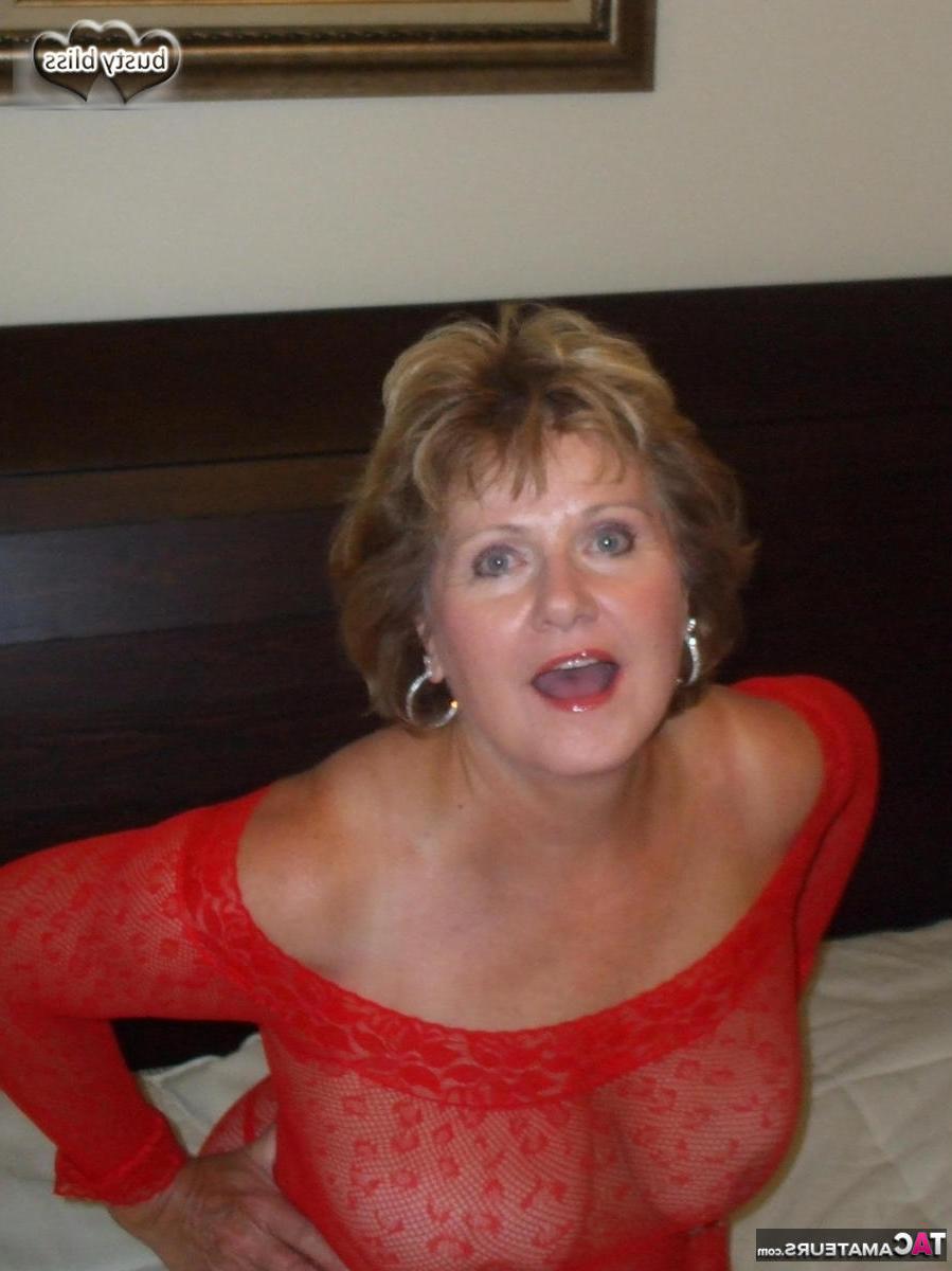 20P Busty Bliss, femme mûre, se retrouve avec du sperme sur les seins après une pipe