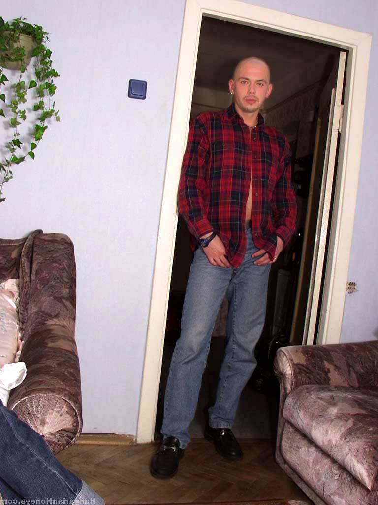 20P Die süße, dünne Blondine Lily Little verführt einen Glatzkopf und gibt ihm vor dem Sex einen Blowjob