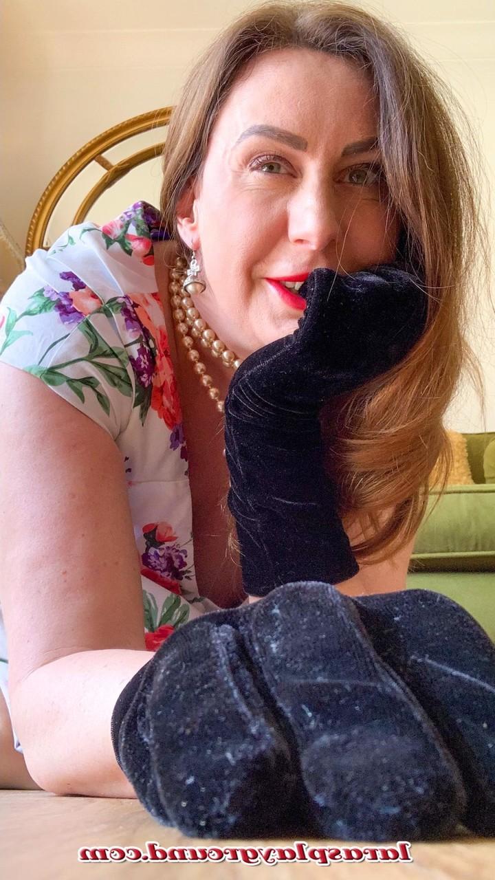 20P Die freche MILF Lara zeigt ihre Muschi, während sie in ihren Strümpfen, High Heels und ihrem Kleid posiert