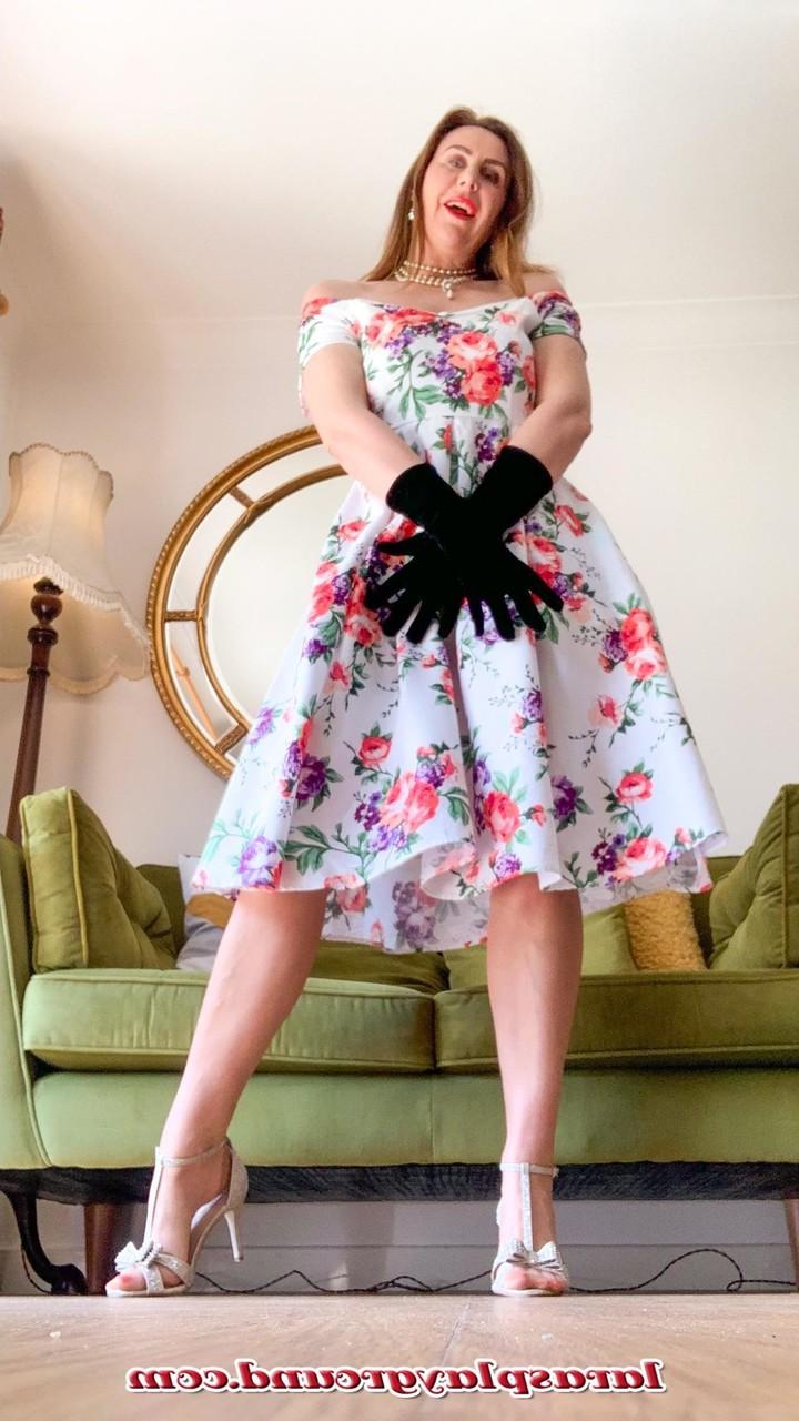 20P Die freche MILF Lara zeigt ihre Muschi, während sie in ihren Strümpfen, High Heels und ihrem Kleid posiert