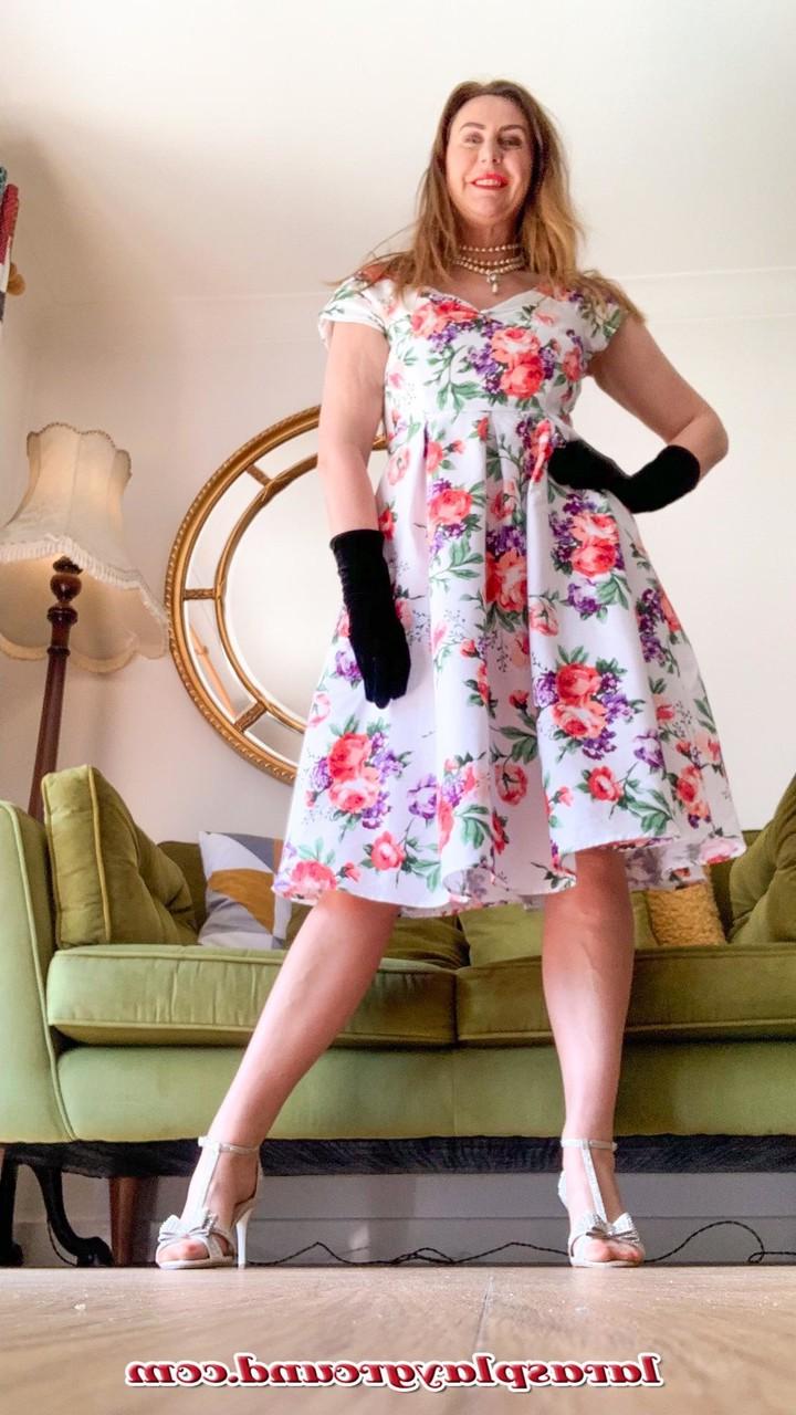 20P Die freche MILF Lara zeigt ihre Muschi, während sie in ihren Strümpfen, High Heels und ihrem Kleid posiert