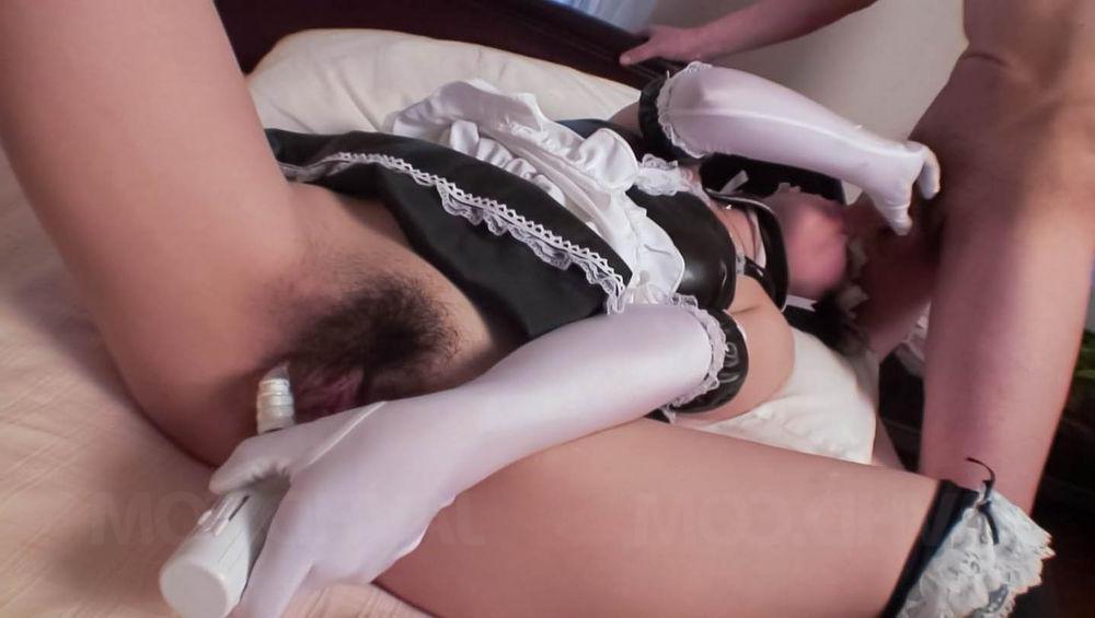 15P La femme de ménage japonaise Eri Yoshino fait l'amour sur un lit en tenue de travail.