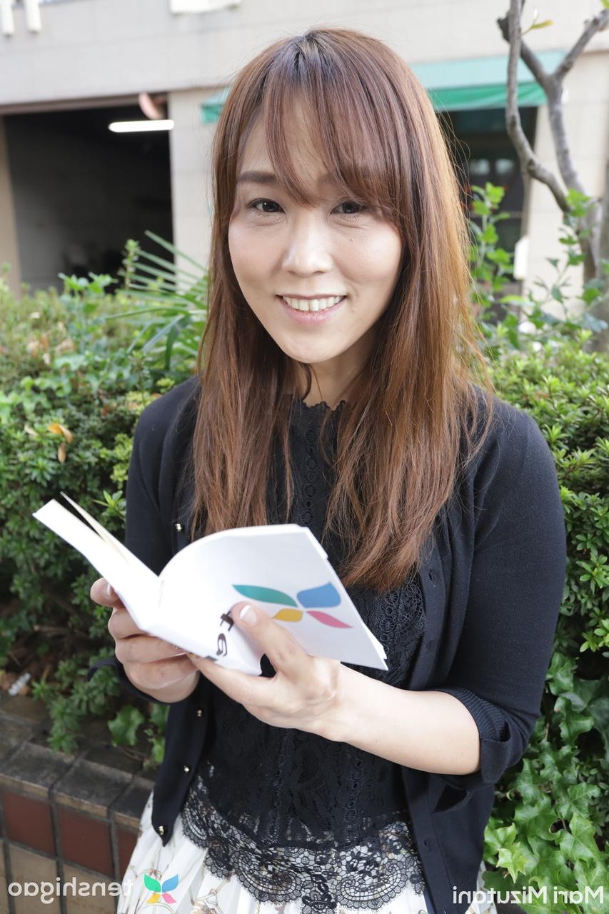 20P Das asiatische Babe Mari Mizutani zeigt ihre wunderschöne Muschi vor und nach dem Sex