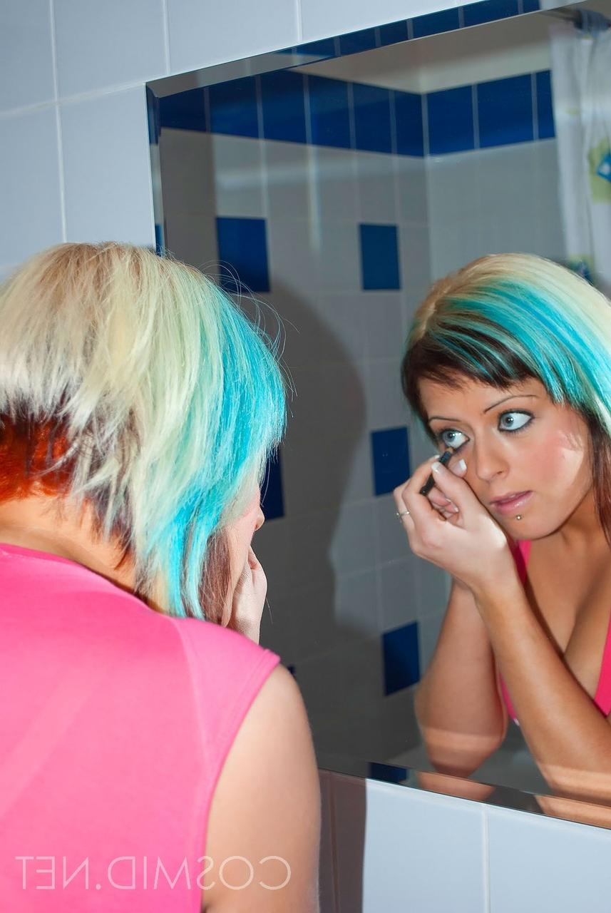 16P Die vollbusige Amateurin Lola zieht ihr süßes Höschen aus, um sich im Badezimmer völlig nackt zu machen