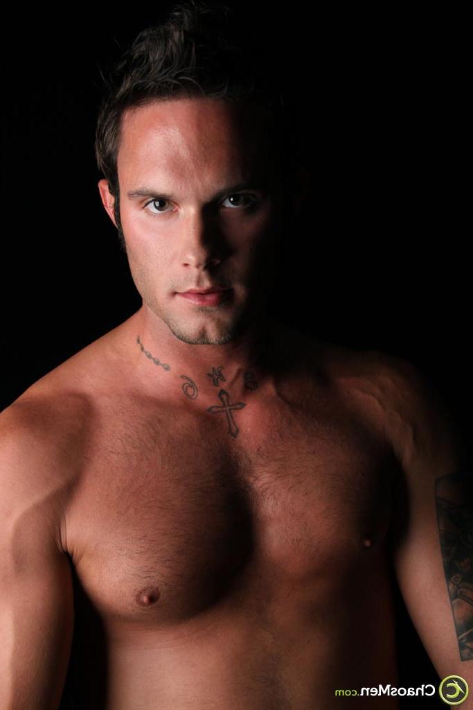 20P Cara gay bonito com tatuagens Jeremy Torch exibe seu grande pau duro