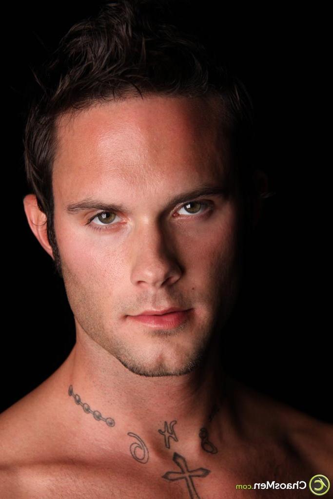 20P Cara gay bonito com tatuagens Jeremy Torch exibe seu grande pau duro