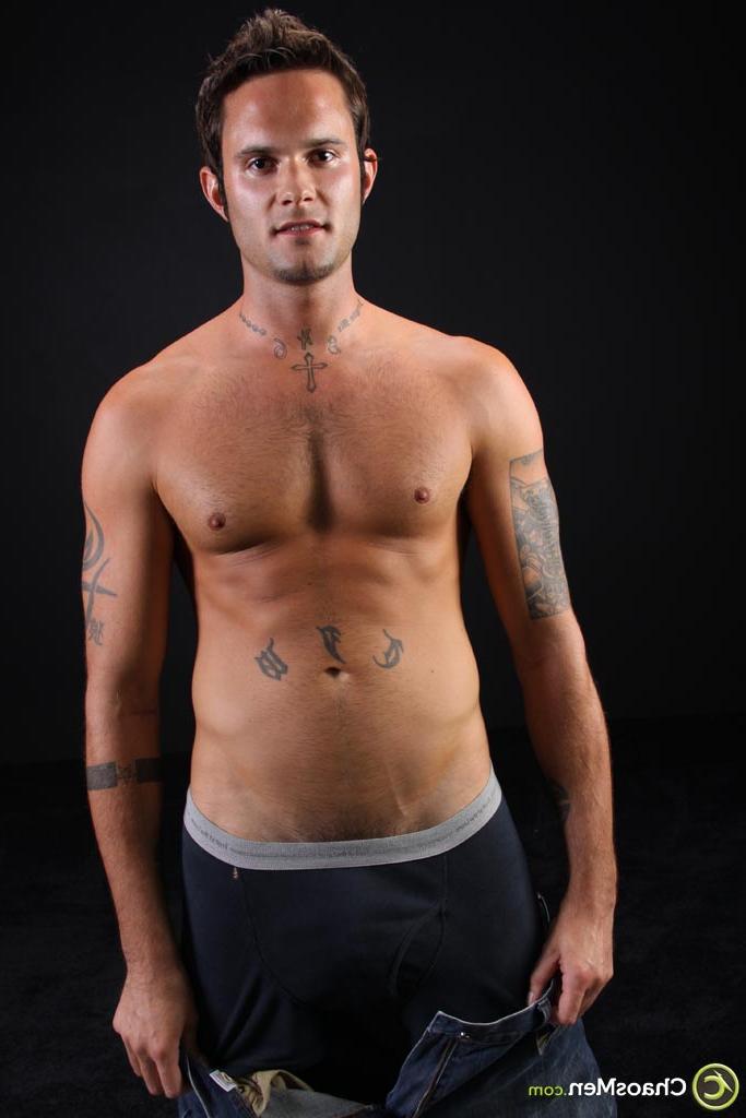 20P Cara gay bonito com tatuagens Jeremy Torch exibe seu grande pau duro
