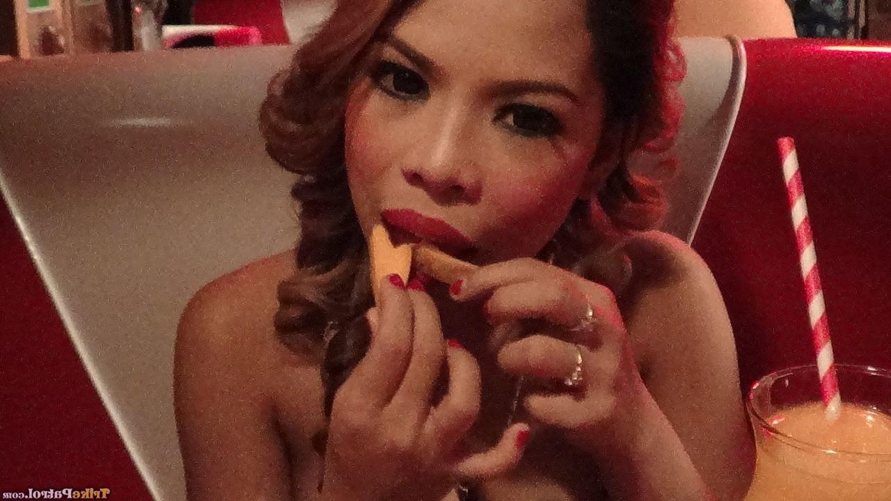 20P La maman philippine Amanda Solonga donne un grand plaisir oral et expose ses gros seins