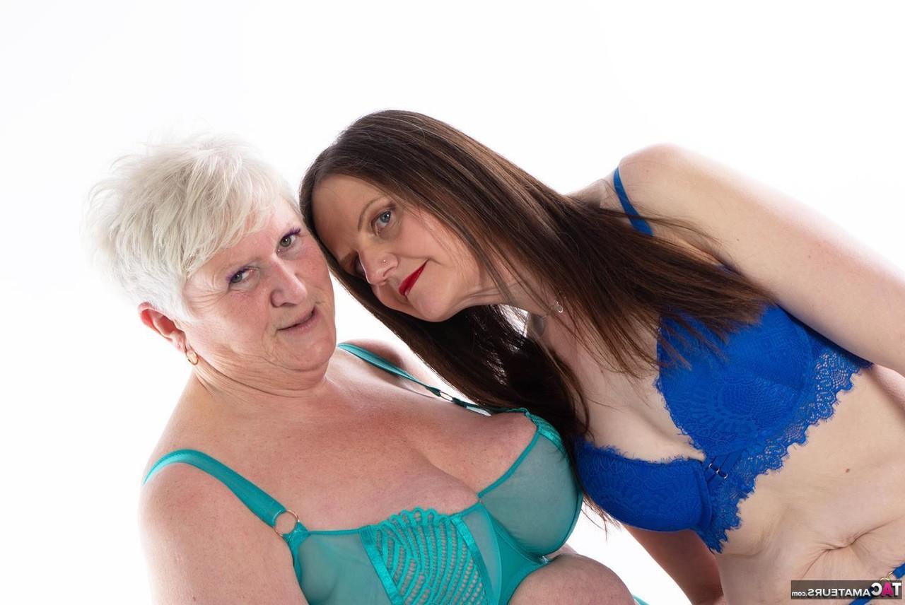 16P La señora mayor Reckless Temptation besa con la lengua a una abuela lesbiana