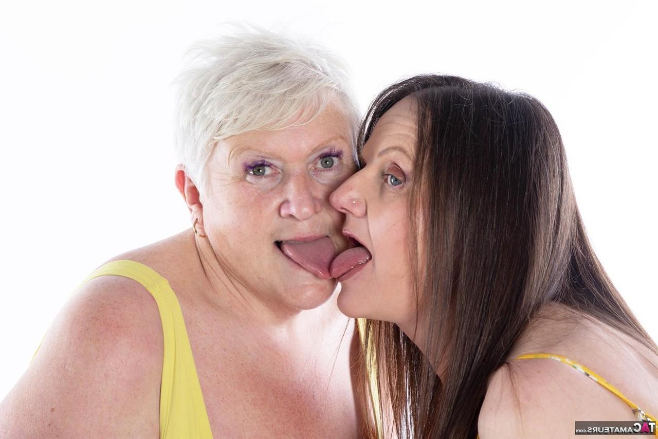 16P La señora mayor Reckless Temptation besa con la lengua a una abuela lesbiana