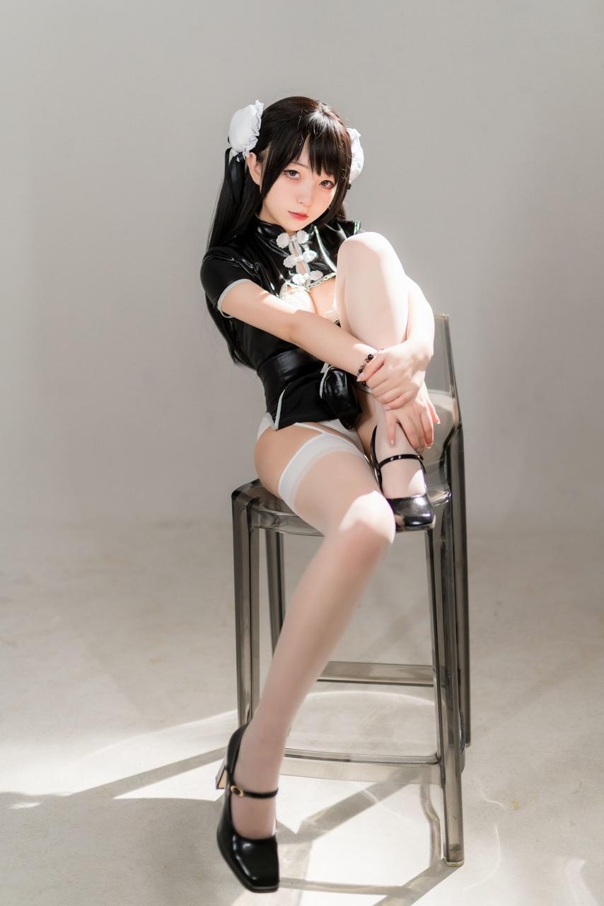 12P Une femme chinoise sexy en uniforme de femme de chambre montre ses fesses et ses sous-vêtements.