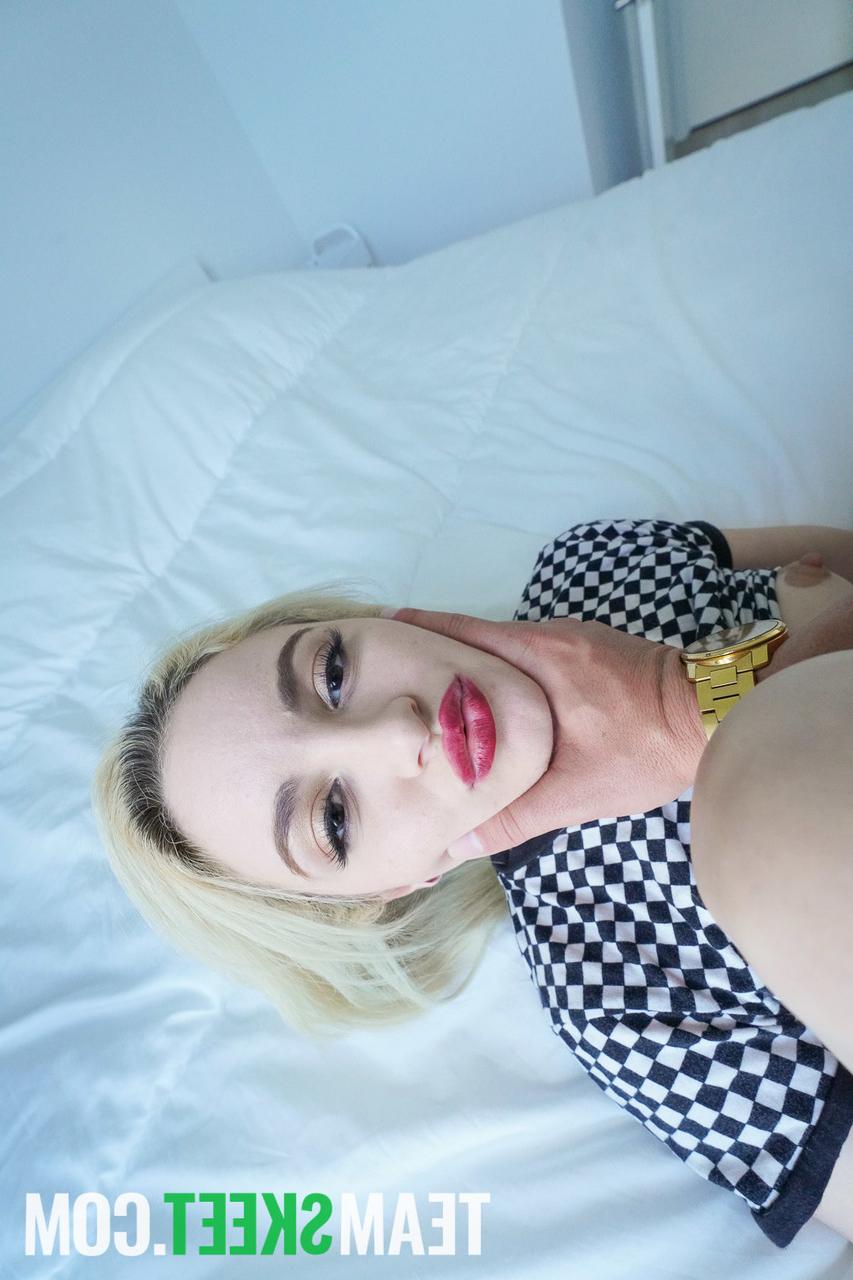 20P Die sexy, versaute Teenagerin Lola Fae genießt POV-Hardcore-Sex und bekommt dann eine Gesichtsbehandlung