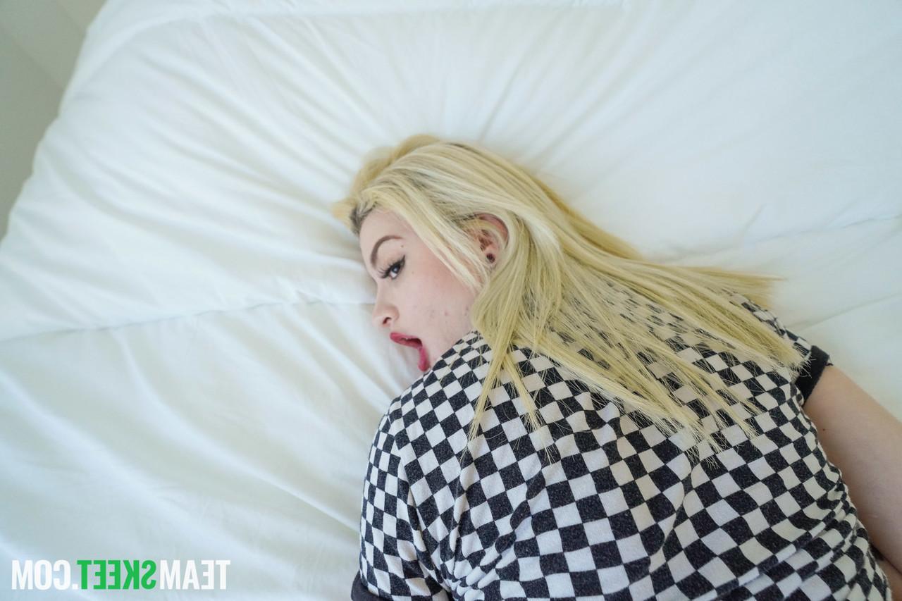 20P Die sexy, versaute Teenagerin Lola Fae genießt POV-Hardcore-Sex und bekommt dann eine Gesichtsbehandlung