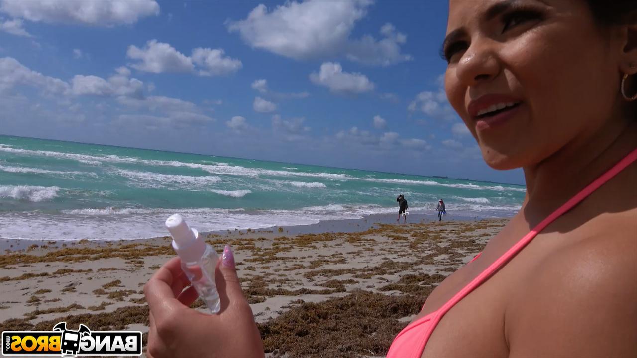 20P Rose Monroe, latina aux cheveux noirs, montre son cul bombé et se fait baiser en plein air.