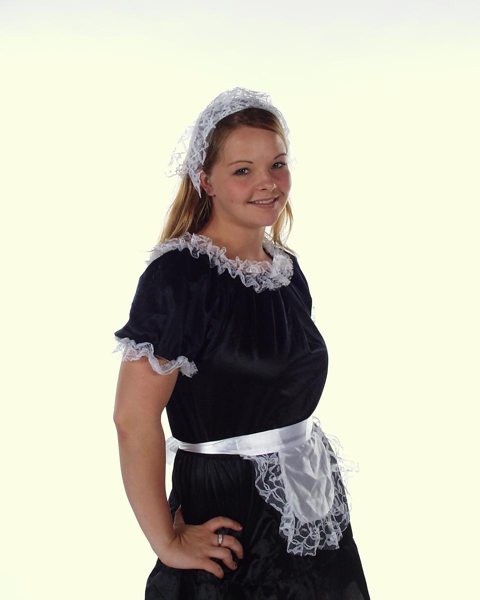 16P La jeune femme de ménage potelée Jessica M abandonne son uniforme avant de chevaucher un gode.
