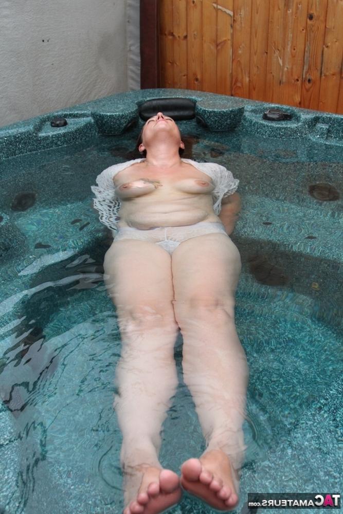 20P Plump amateur removes a mesh top while relaxing in an outdoor hot tub