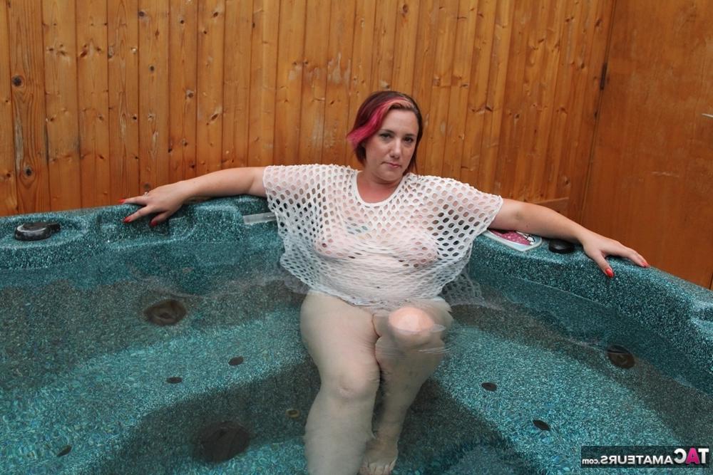20P Plump amateur removes a mesh top while relaxing in an outdoor hot tub