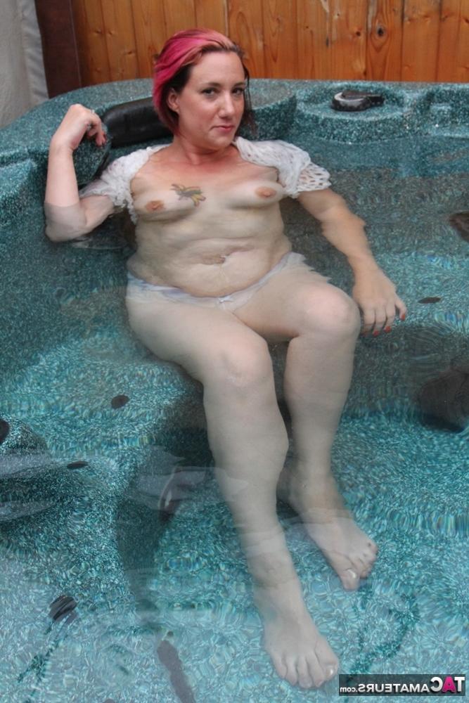 20P Plump amateur removes a mesh top while relaxing in an outdoor hot tub