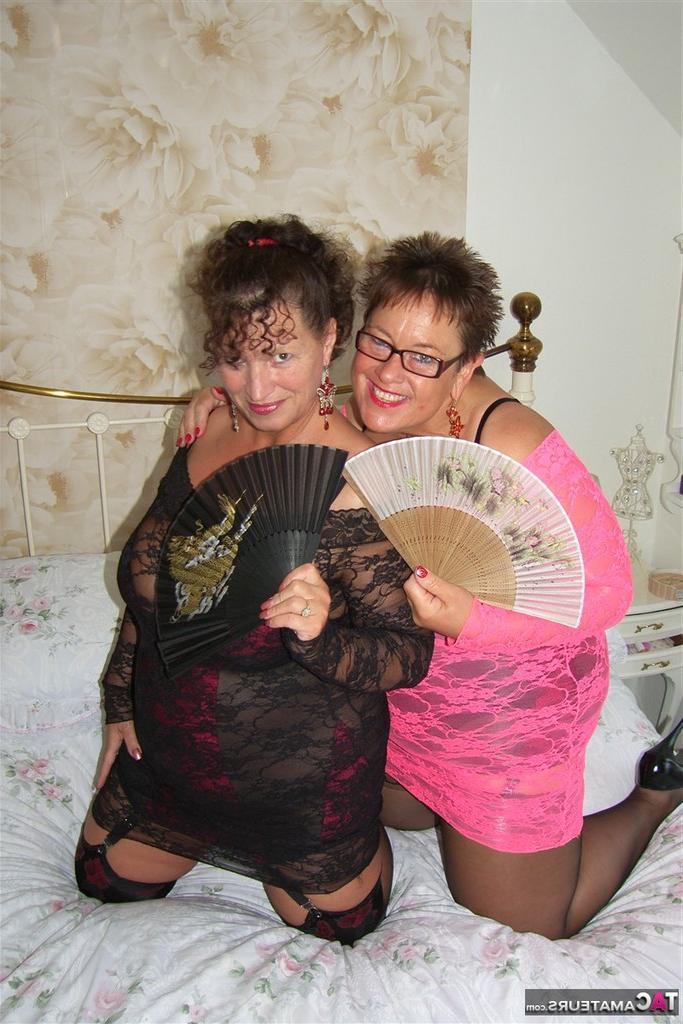 20P Old lesbians hump each on a bed while fully clothed and waving fans