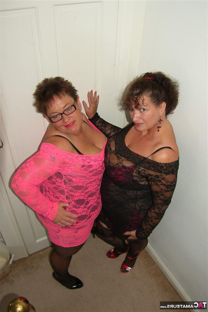 20P Old lesbians hump each on a bed while fully clothed and waving fans