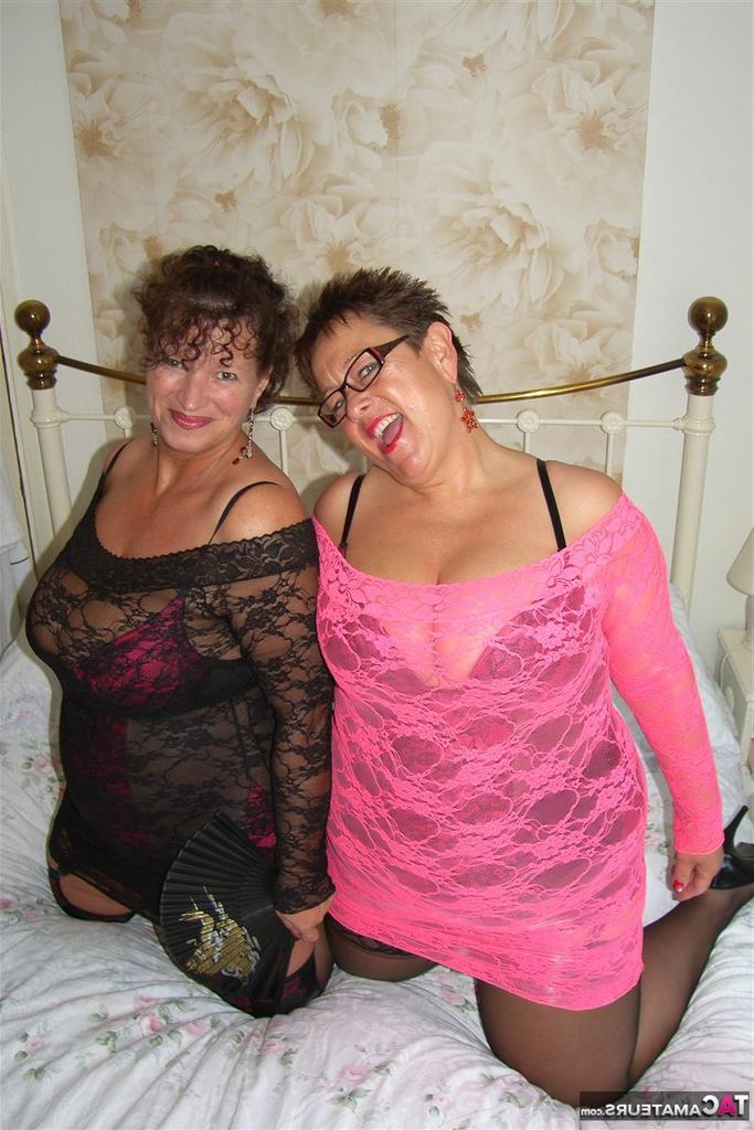 20P Old lesbians hump each on a bed while fully clothed and waving fans