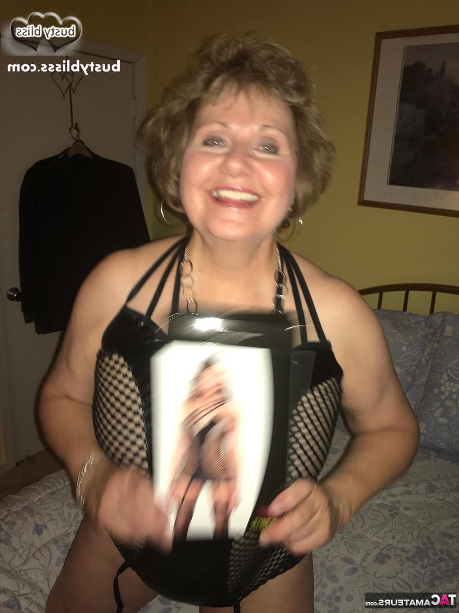 16P A senhora madura Busty Bliss acaricia sua buceta raspada antes que seu amante a lamba