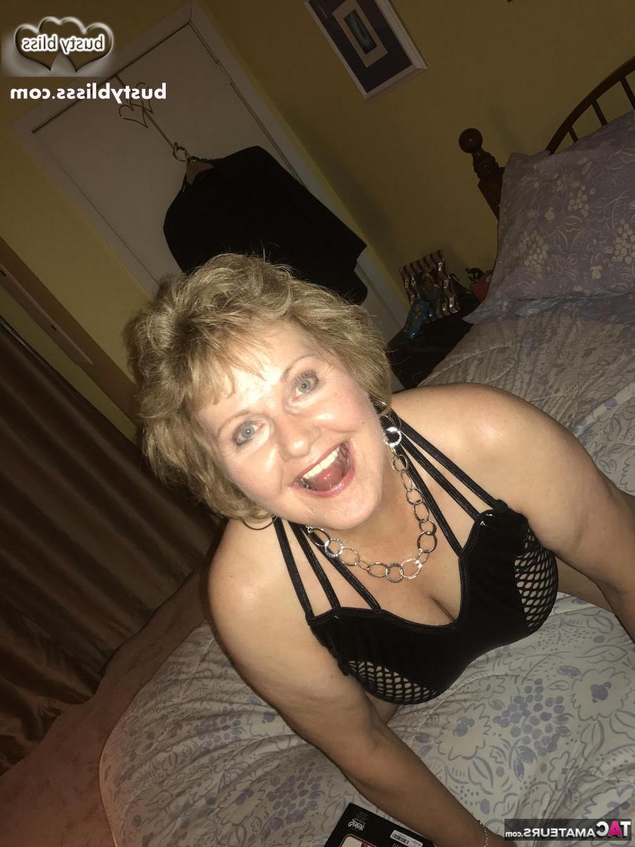 16P A senhora madura Busty Bliss acaricia sua buceta raspada antes que seu amante a lamba