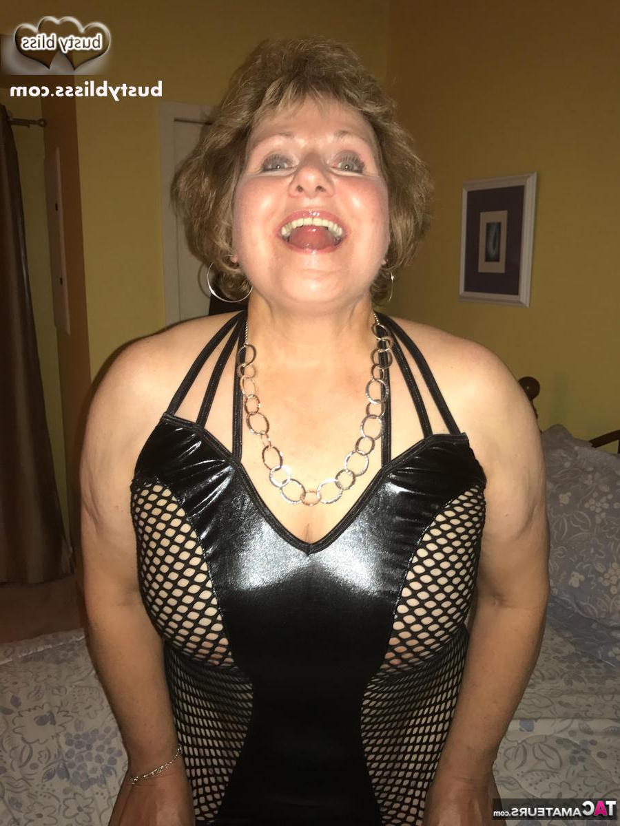 16P A senhora madura Busty Bliss acaricia sua buceta raspada antes que seu amante a lamba