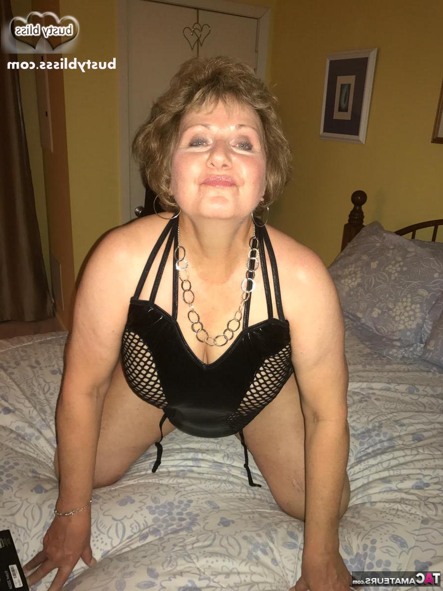 16P A senhora madura Busty Bliss acaricia sua buceta raspada antes que seu amante a lamba